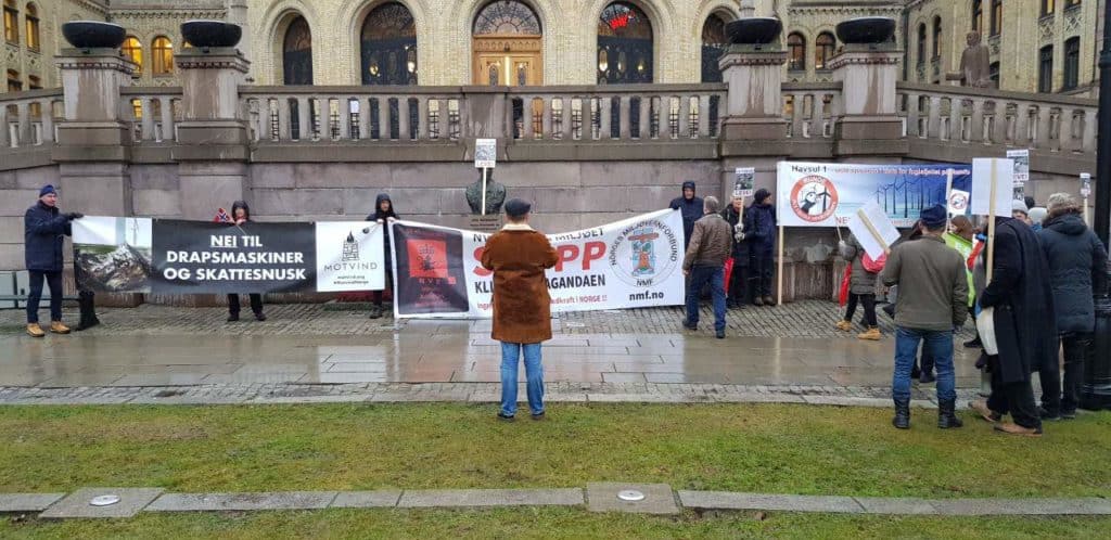 The Environmental Protection Association (NMF) participated in a joint demonstration together with visitors from Runde, NOF, Motvind, La Naturen Leve and others outside NVE and the Storting on Thursday 28/11-2019“/></a></div><div data-s3cid=