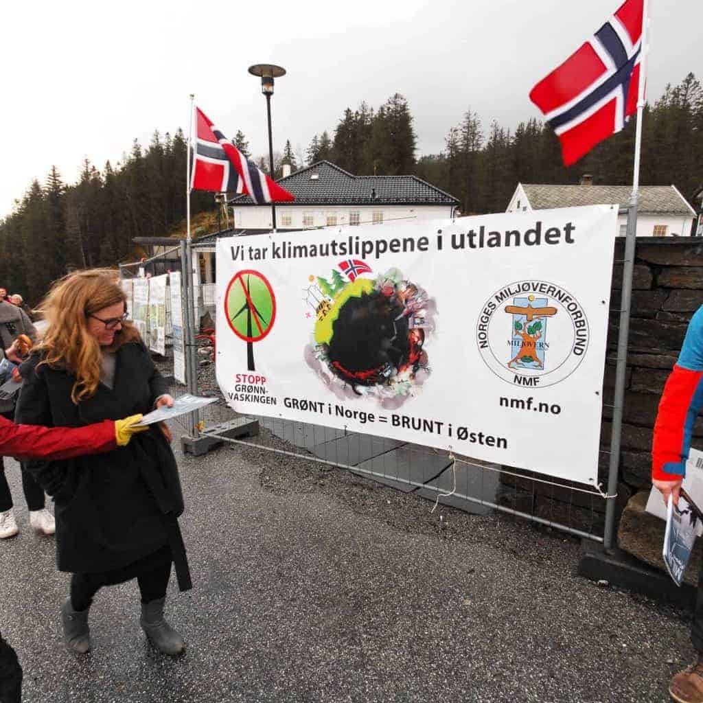 Felles demonstrasjon mot vindkraft på Fløyen i Bergen