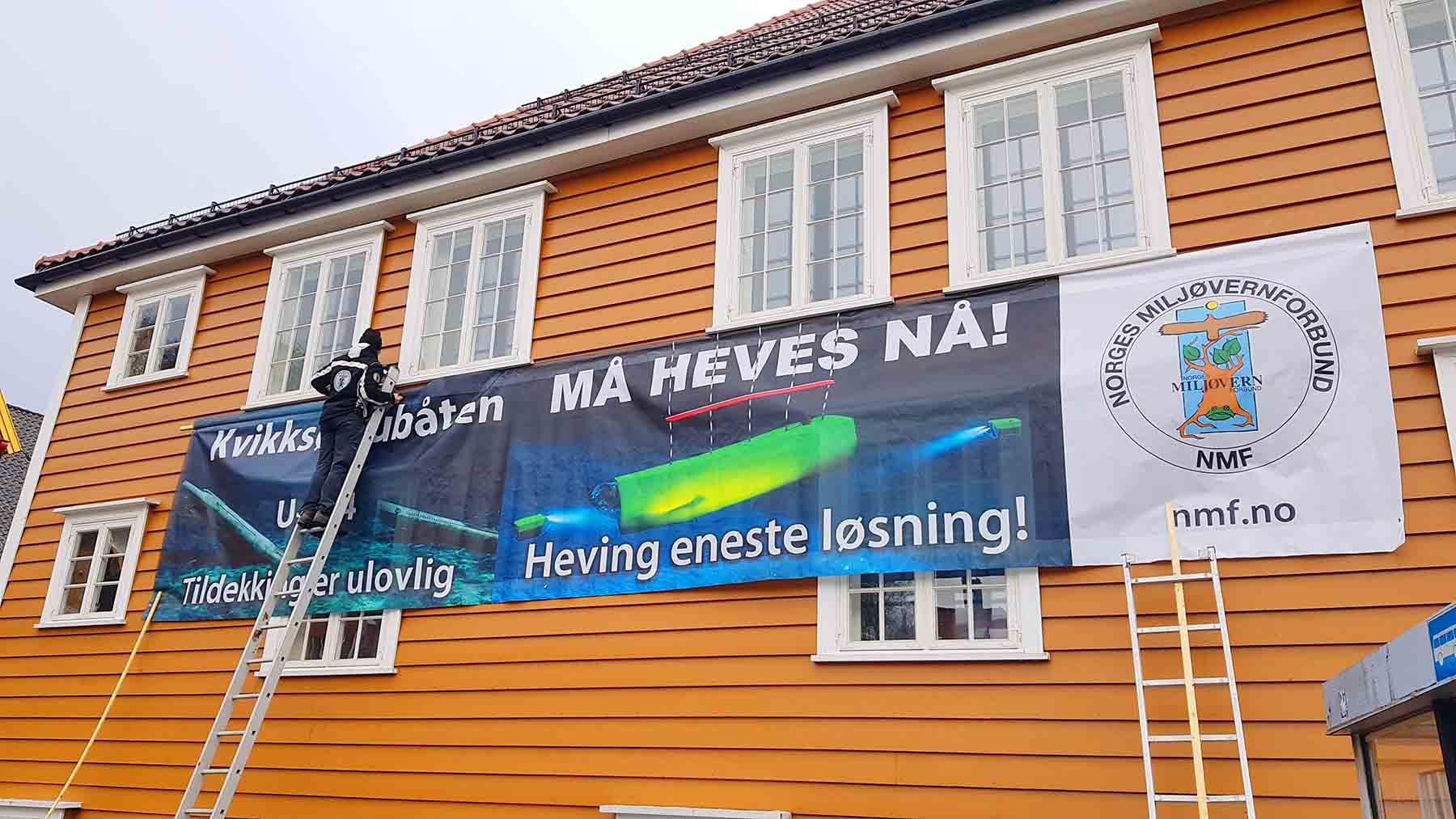 Miljøvernforbundet henger opp banner ved innfartsåren til Bergen i Sandviken, og der skal den henge helt til hele ubåten og alt kvikksølvet er hevet opp og fjernet fra havbunnen.