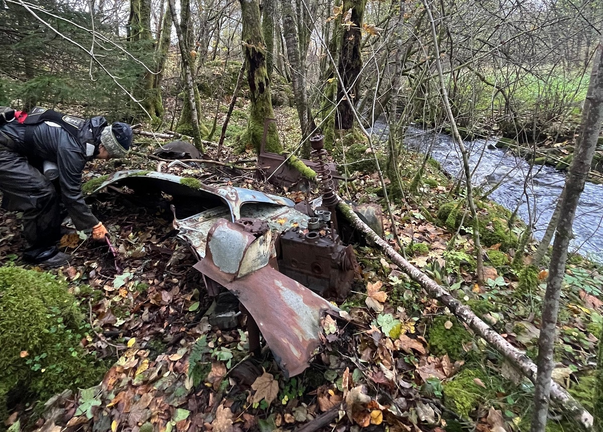 Villfylling av en gammel bil langs Haukåselva.