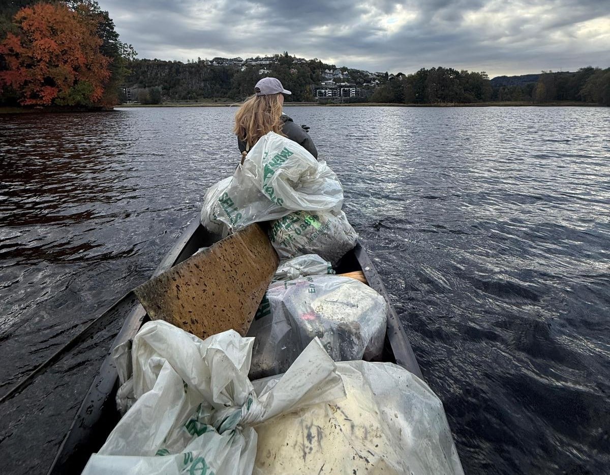 Transportering av avfall med kano over Nesttunvatnet.